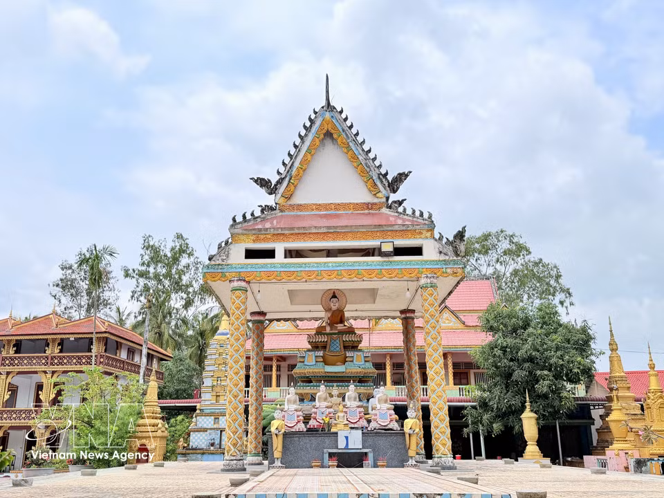 Les structures religieuses érigées dans l’enceinte de la pagode portent l’empreinte marquée de la culture khmère traditionnelle. Photo : Thanh Sang / VNA