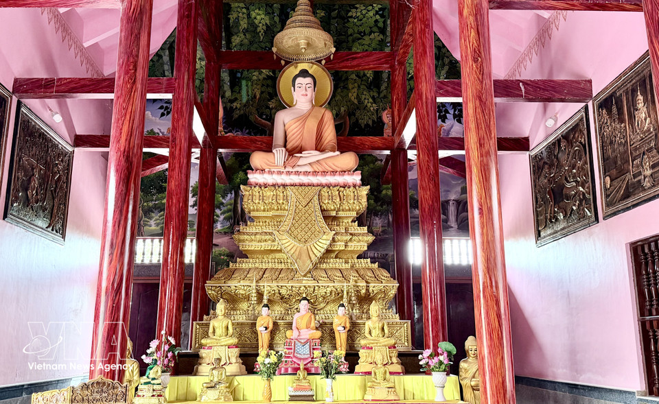 La statue de Bouddha, vénérée au centre du sanctuaire principal de la pagode Hang Cong, accentue le caractère solennel et majestueux de ce lieu de culte. Photo : Thanh Sang / VNA