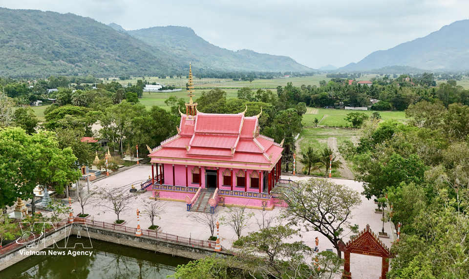 La couleur rose de la pagode se détache harmonieusement sous le ciel bleu, au cœur des rizières de la région de Bay Nui, à An Giang. Photo : Thanh Sang / VNA