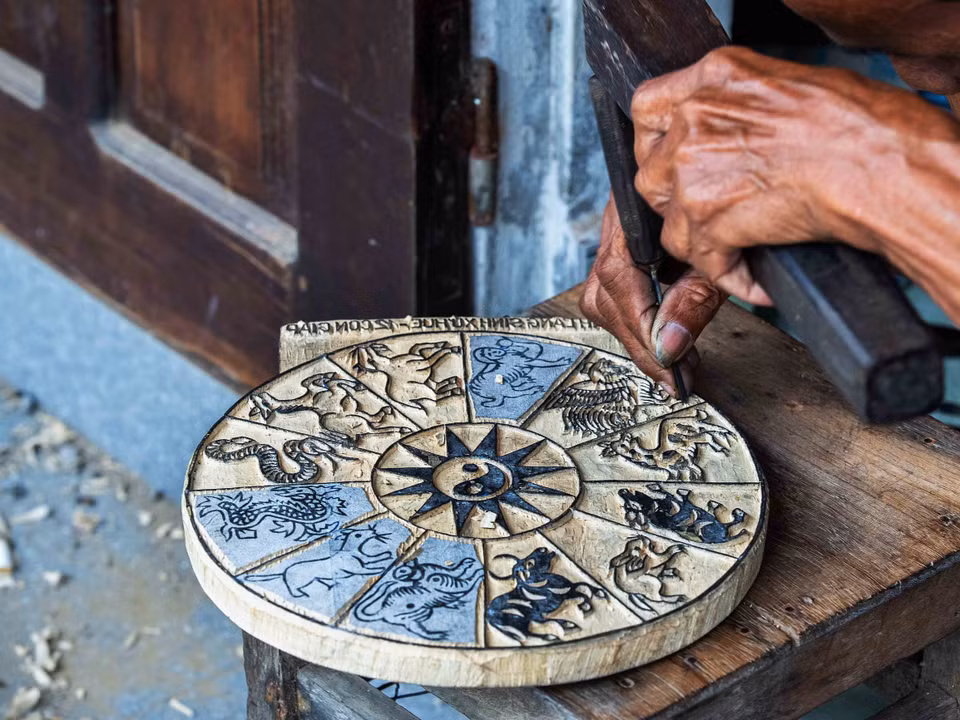Au-delà de la force manuelle et de la patience qu’elle requiert, la gravure sur bois exige également une remarquable mémoire visuelle, l’artisan devant sculpter les traits et les motifs entièrement à l’envers par rapport à l’image finale. Photo : VNA