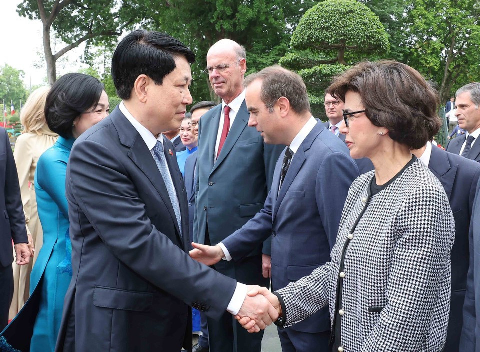 Le président Luong Cuong et son épouse saluent les membres de la délégation française en visite d'Etat au Vietnam. Photo : VNA