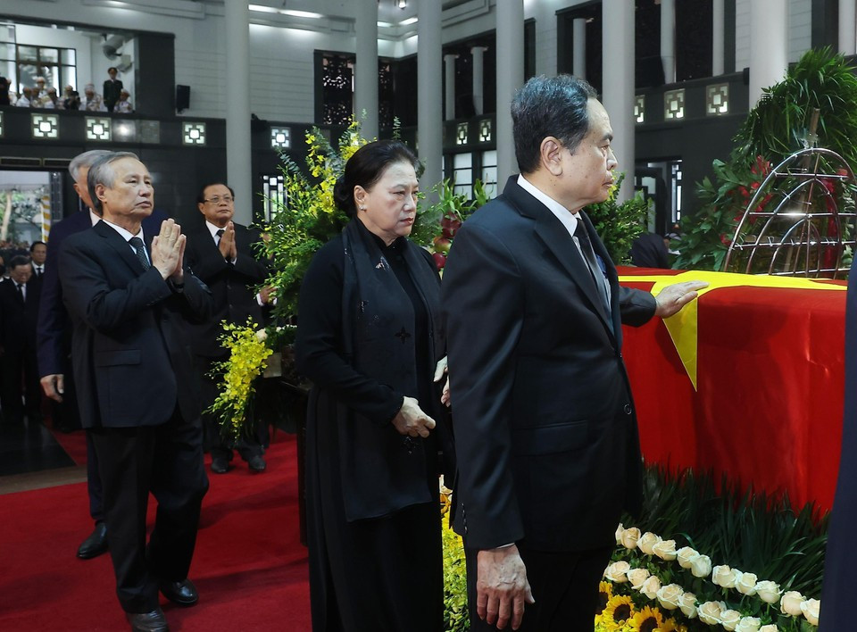 La délégation du Comité central du Parti, conduite par le secrétaire général To Lam, rend hommage à l'ancien président Tran Duc Luong. Photo : VNA