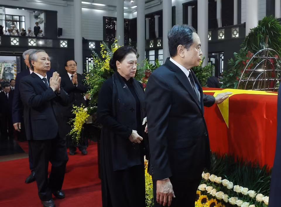 La délégation du Comité central du Parti, conduite par le secrétaire général To Lam, rend hommage à l'ancien président Tran Duc Luong. Photo : VNA