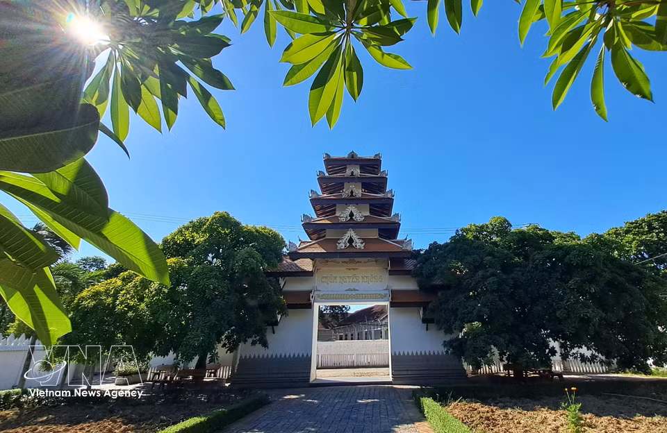 Le portail de la pagode Huyen Khong. Photo : VNA