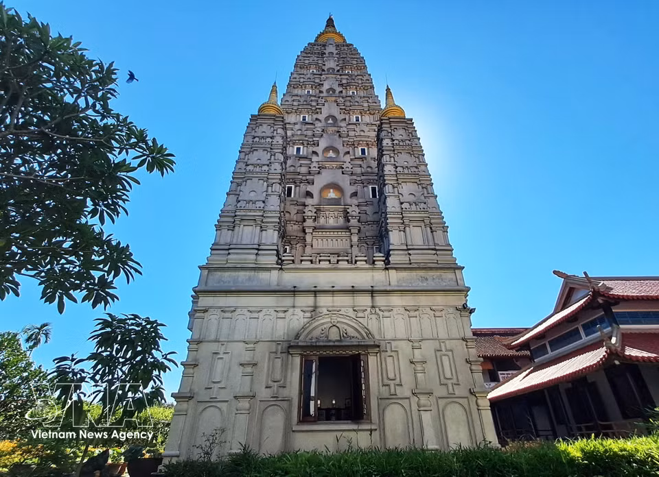 Le stupa Dai Giac de la pagode reproduit, dans sa partie arrière, la silhouette emblématique de la grande tour de Mahābodhi à Bodh Gaya, en Inde. Photo : VNA