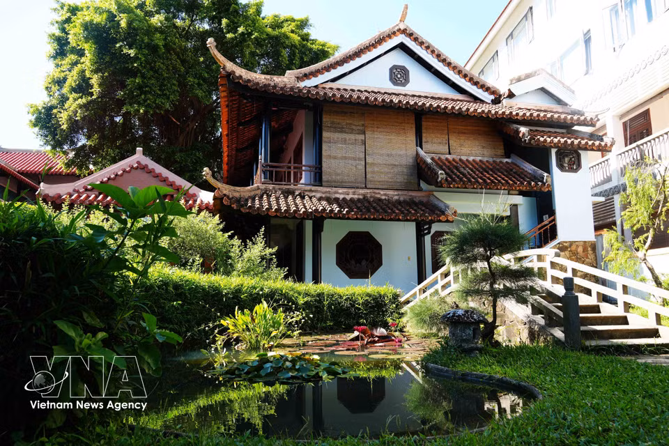Un ouvrage d'inspiration japonaise au sein de la pagode Huyen Khong. Photo : VNA