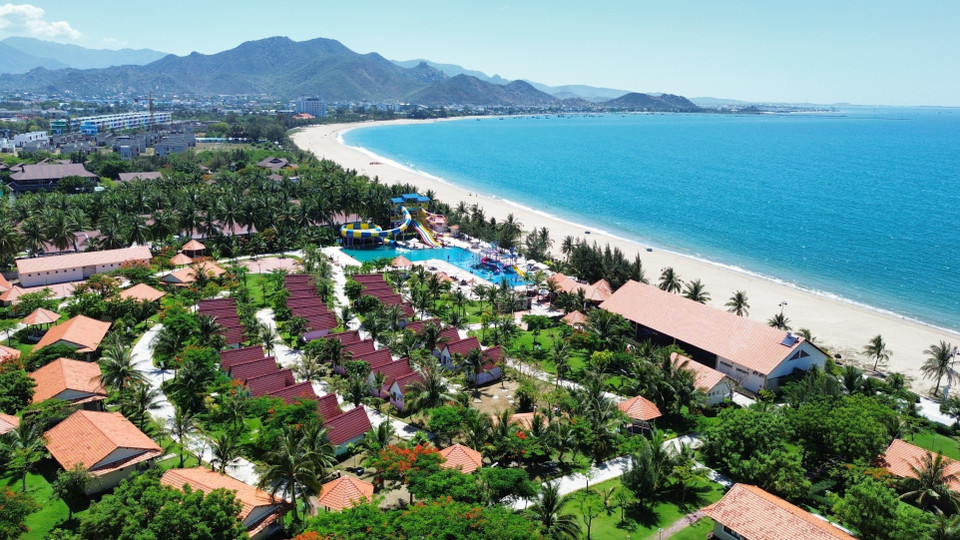 À Phan Rang - Thap Chàm (Ninh Thuân), les villégiatures et hôtels situés en bord de mer garantissent aux touristes une expérience riche en divertissements et en moments de pure détente. Photo : VNA