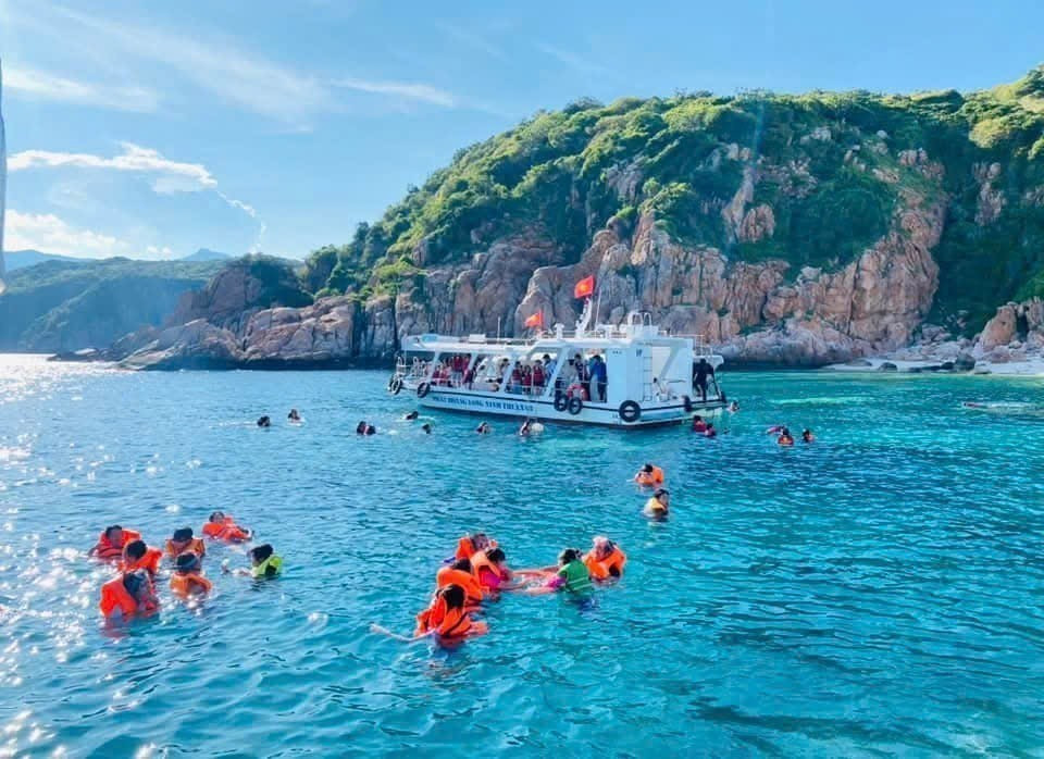 La baie de Vinh Hy (commune de Vinh Hai, district de Ninh Hai) est le théâtre de baignades où les touristes se délectent dans ses eaux cristallines. Photo : VNA