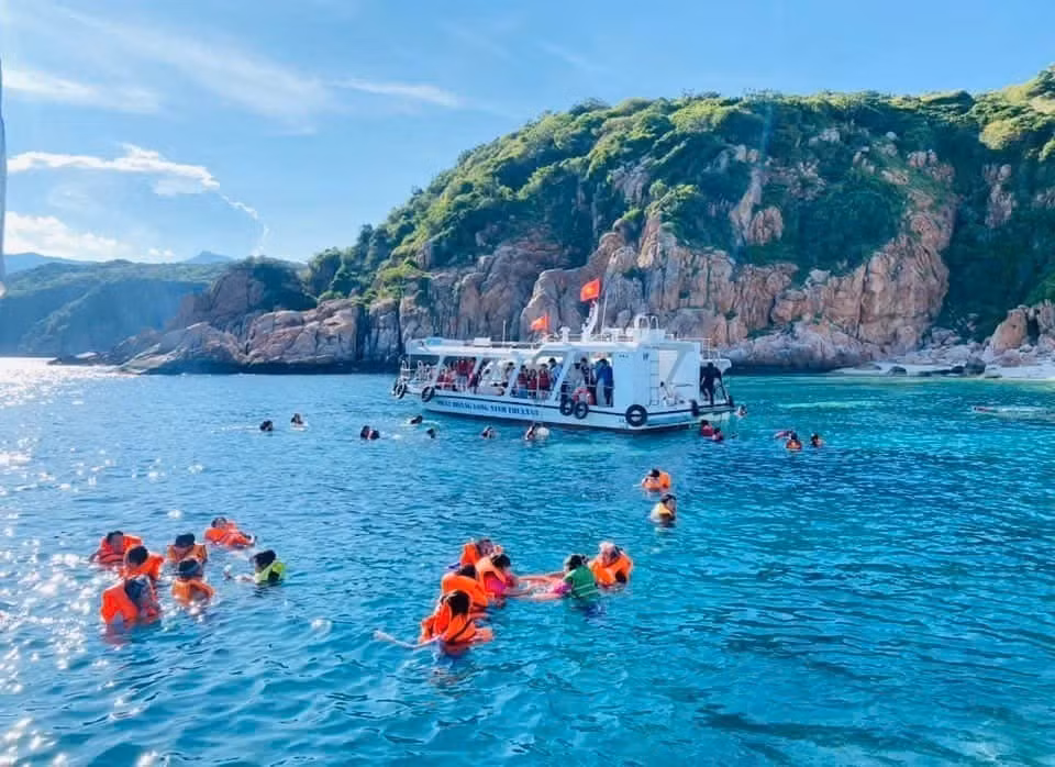 La baie de Vinh Hy (commune de Vinh Hai, district de Ninh Hai) est le théâtre de baignades où les touristes se délectent dans ses eaux cristallines. Photo : VNA