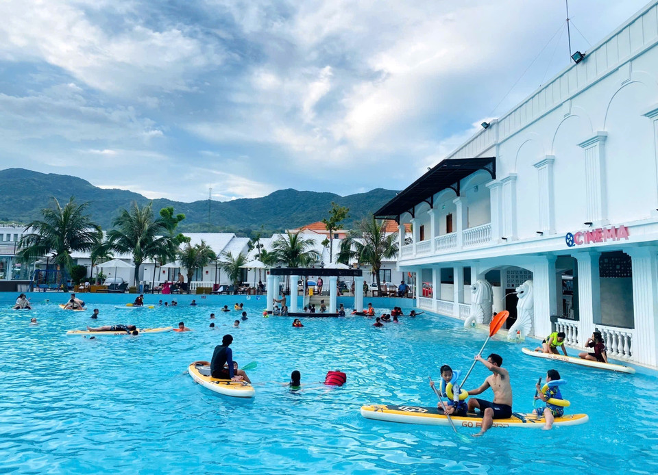 Touristes profitant de leur séjour à la station balnéaire de Vinh Hy (commune de Vinh Hai, district de Ninh Hai).Photo : VNA