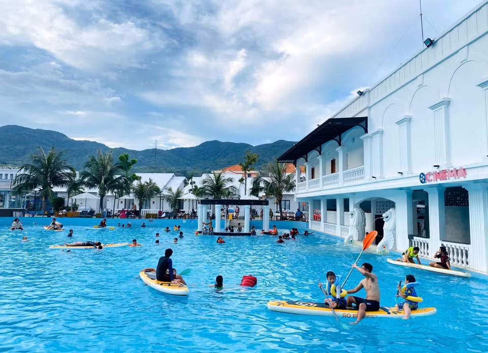 Touristes profitant de leur séjour à la station balnéaire de Vinh Hy (commune de Vinh Hai, district de Ninh Hai).Photo : VNA