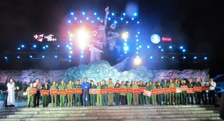 Remise de 60 livrets d’épargne aux anciennes jeunes volontaires de la division Truong Son, dans le cadre du programme "Jeunesse vietnamienne – Histoire de paix", sur le site mémoriel des jeunes volontaires contre les États‑Unis (commune de Son Trach, district de Bô Trach, province de Quang Binh) le 16 mai 2019. Photo : VNA
