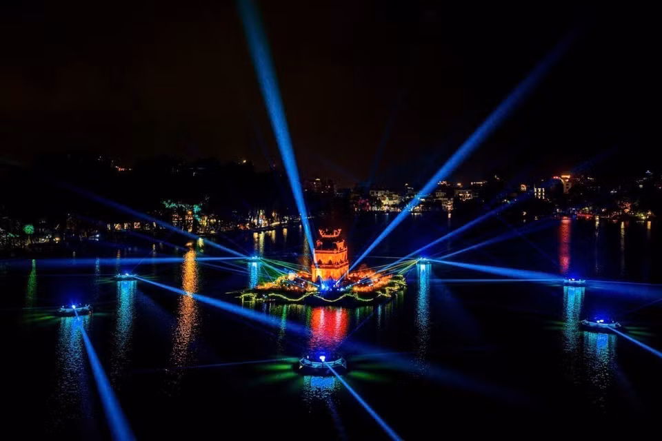 L'espace autour du lac de Hoàn Kiêm et de la tour de la Tortue est magnifiquement illuminé par un éclairage artistique. Photo : VNA