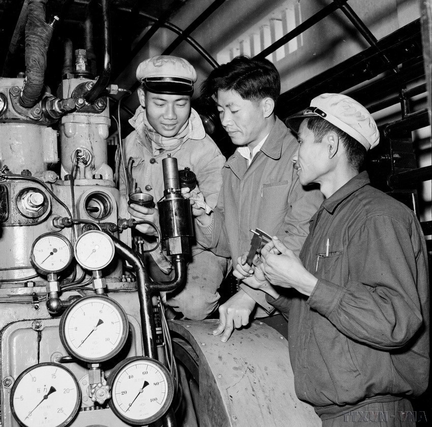 Un expert chinois transmet son savoir-faire à des ouvriers vietnamiens lors d'une session de formation à l'usine de presses K65 en septembre 1960. Photo : Tran Phac – VNA