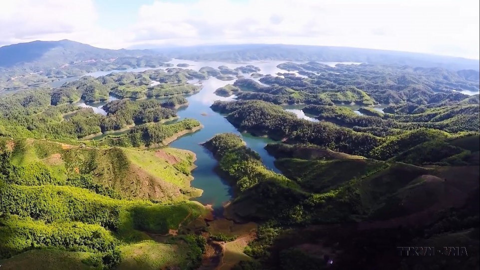 Connu comme la « Baie d'Ha Long des Hauts Plateaux du Centre », le Parc national de Ta Dung possède la plus grande richesse en biodiversité de la province de Dak Nông et, plus largement, de toute la région des Hauts Plateaux du Centre. Ce parc abrite plus de 2 000 espèces animales et végétales, parmi lesquelles de nombreuses sont rares et menacées, soulignant son importance capitale pour la conservation. Photo : Hung Thinh - VNA
