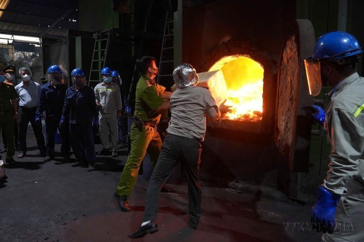 Près de 1,3 tonne de drogues diverses (dans le cadre de 126 affaires criminelles) ont été détruites le 25 septembre 2024 dans le district de Binh Chanh (à Hô Chi Minh-Ville). Photo : VNA