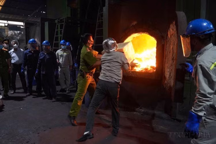 Près de 1,3 tonne de drogues diverses (dans le cadre de 126 affaires criminelles) ont été détruites le 25 septembre 2024 dans le district de Binh Chanh (à Hô Chi Minh-Ville). Photo : VNA