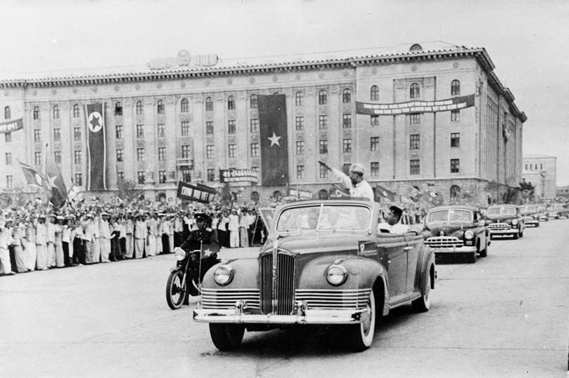 Le 8 juillet 1957, les habitants de Pyongyang ont chaleureusement accueilli le président Ho Chi Minh à la tête d'une délégation du Parti et du gouvernement vietnamiens lors d'une visite d'amitié en RPDC, du 8 au 12 juillet 1957. Photo : VNA