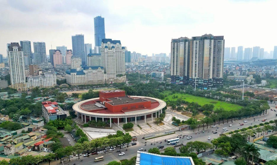 Le Palais de l'Amitié Vietnam-Chine a été inauguré en novembre 2017. Il constitue un ouvrage spécial d'une grande importance politique et diplomatique, offert au Vietnam par le Parti, l'État, le gouvernement et le peuple chinois. Ce palais est destiné à accueillir des événements politiques, diplomatiques ainsi que des échanges culturels et artistiques entre les deux pays. Il représente également une destination pour les publics vietnamien et chinois souhaitant en apprendre davantage sur le pays, le peuple et la culture de l'autre. Photo : Tuan Anh – VNA