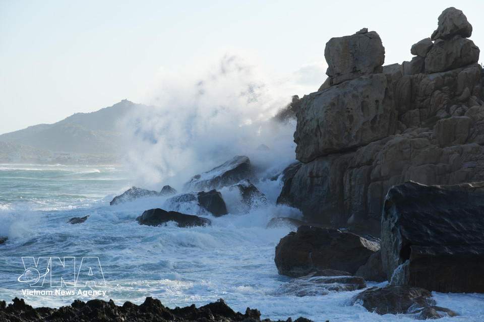 Par mer agitée, Hang Rai révèle une beauté encore plus spectaculaire, où les vagues déferlent sur les falaises en éclats d’écume blanche. Photo : VNA