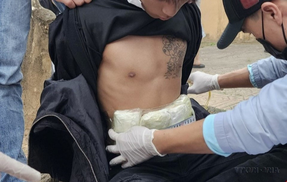 Dans l'après-midi du 9 mars 2024, la police de la province de Quang Tri (Centre du Vietnam) a mené une opération qui a abouti à l'interpellation de deux individus. Ces derniers étaient en possession de près de 12 000 comprimés de drogues de synthèse qu'ils tentaient de dissimuler. Photo : VNA