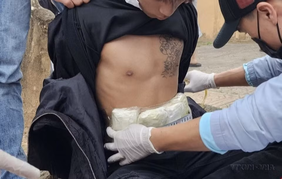 Dans l'après-midi du 9 mars 2024, la police de la province de Quang Tri (Centre du Vietnam) a mené une opération qui a abouti à l'interpellation de deux individus. Ces derniers étaient en possession de près de 12 000 comprimés de drogues de synthèse qu'ils tentaient de dissimuler. Photo : VNA