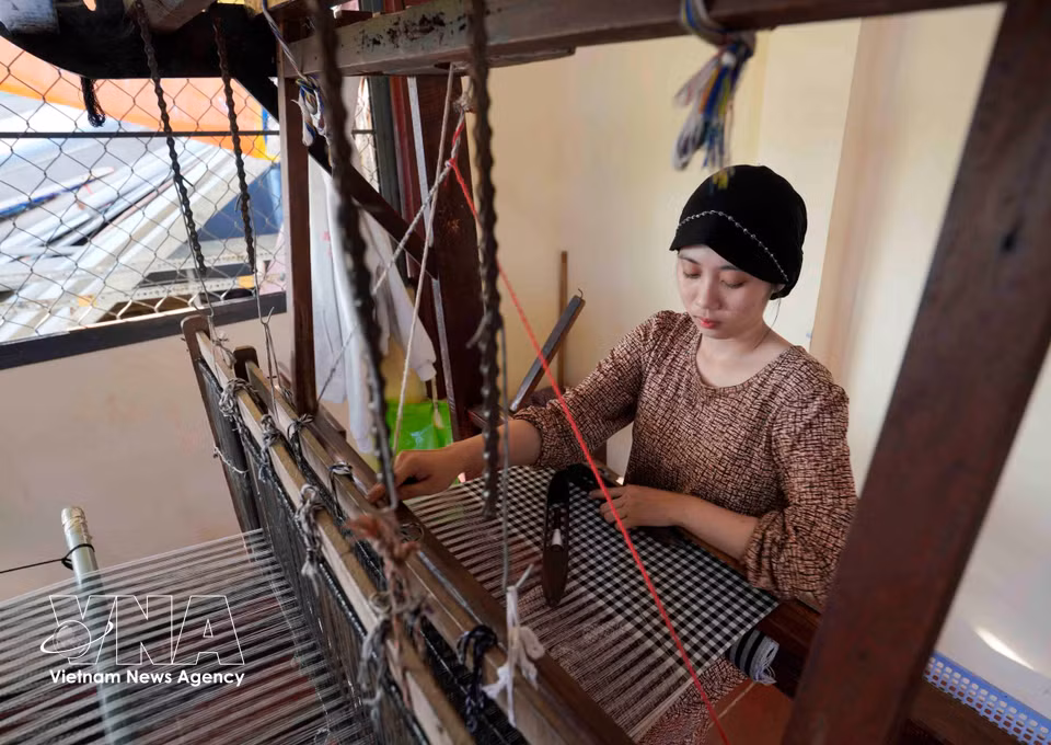 Le brocart cham se distingue par la richesse de ses techniques de tissage, l’harmonie de ses couleurs et la finesse de ses motifs traditionnels. Photo : VNA