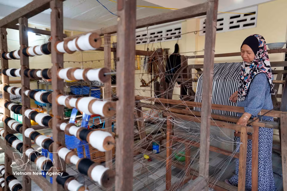 Un artisanat traditionnel qui contribue à préserver le patrimoine culturel d’An Giang. Photo : VNA