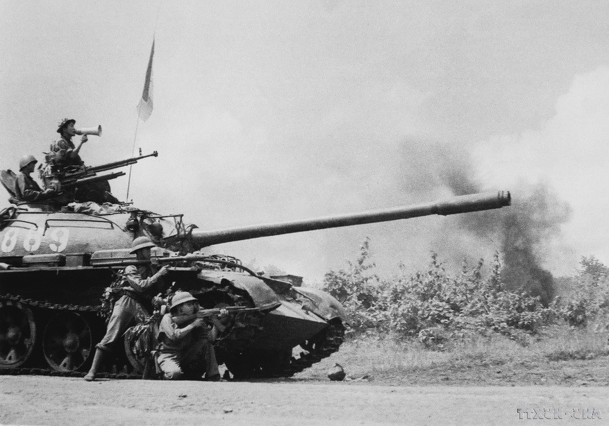 Le char et l'infanterie de la 10e division de l'Armée de libération ont conjointement combattu pour libérer le chef-lieu de Buôn Ma Thuôt (mars 1975). Photo : VNA