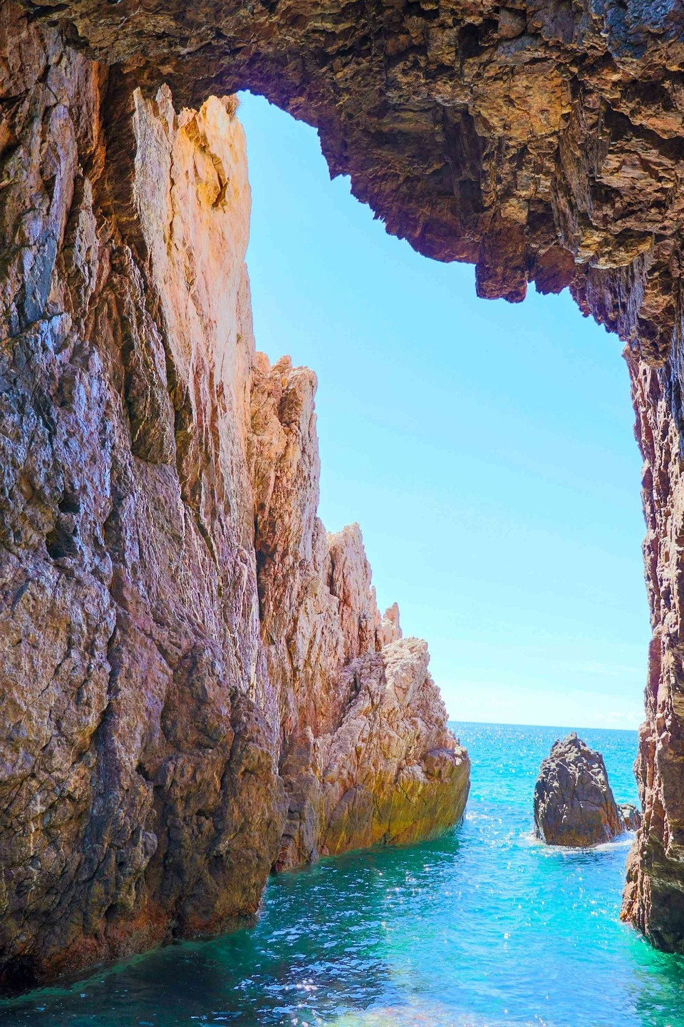 En son centre, une grotte creusée dans la montagne rocheuse s’ouvre sur l’océan, formant une harmonie saisissante entre la terre et les flots. Photo : Thanh Trung/Vietnamtourisme