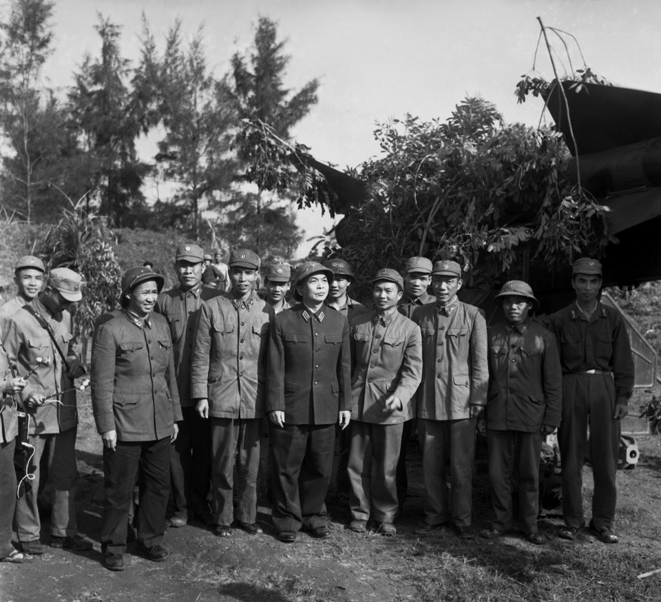 Le général Vo Nguyên Giap s’entretient avec les soldats du bataillon 79, chargé de la défense de la capitale, le 30 décembre 1972. Photo : VNA