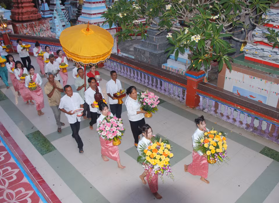 De nombreux fidèles bouddhistes célèbrent la fête de Songkran et accueillent la nouvelle année. Photo : Chanh Da / VNA