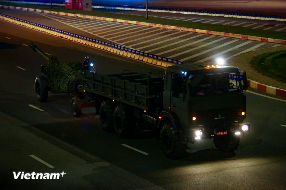 Convoi transportant les canons de 105 mm de la 45ᵉ Brigade d’artillerie vers le stade national My Dinh. Photo : Hoài Nam/Vietnam+