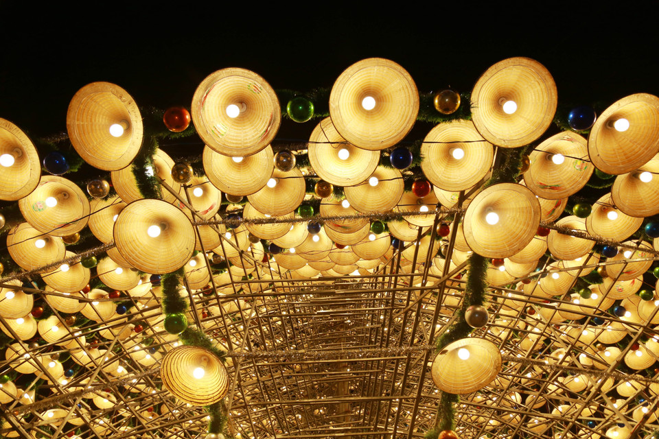 Orné de chapeaux coniques, de lumières, de guirlandes et de boules, l'arbre dégage une beauté mystérieuse. Photo : VNA