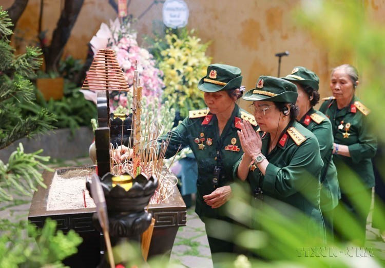 D'anciens membres du mouvement "Ba san sàng" (Trois prêts : prêts à combattre, à rejoindre les forces armées et à aller partout où la Patrie en a besoin), d'anciennes conductrices de Truong Son et jeunes volontaires de la route 20 rendent hommage aux martyrs (23 avril 2025). Photo : VNA