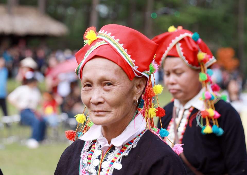 Les proches de la mariée portent des tenues traditionnelles reflétant la culture des Dao rouges. Photo : VNA