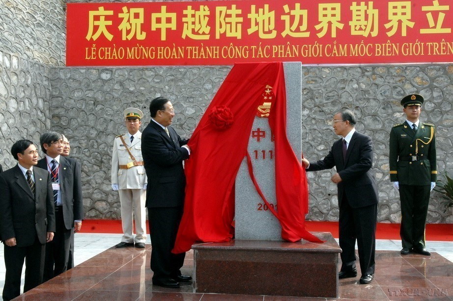 Le vice-Premier ministre et ministre des Affaires étrangères, Pham Gia Khiem, et le conseiller d'État chinois, Dai Bingguo, lors de la cérémonie célébrant l'achèvement des travaux de démarcation et de pose des bornes frontalières terrestres entre le Vietnam et la Chine (23 février 2009). Photo : Nhan Sang – VNA