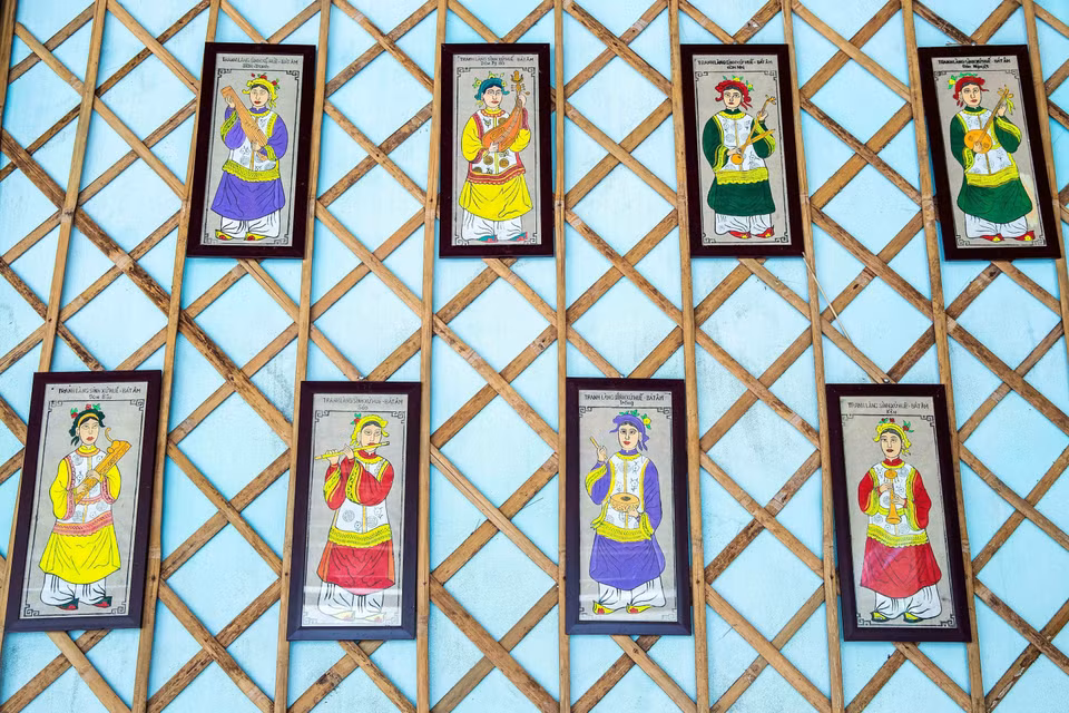 La collection « Bat Am » (Huit sons) est l'une des œuvres ayant la plus haute valeur artistique de la peinture de Sinh. Les jeunes femmes en tunique « ma tiên », jouant des instruments traditionnels, incarnent l'élégance et la grâce de Huê. Photo : VNA