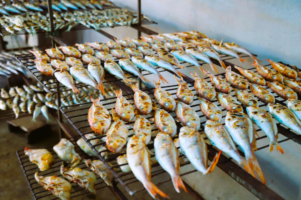 Grâce à un processus de préparation et de cuisson entièrement artisanal, les poissons grillés de Dien Chau sont réputés pour leur saveur et leur qualité et ainsi très prisés des consommateurs. Photo : VNA