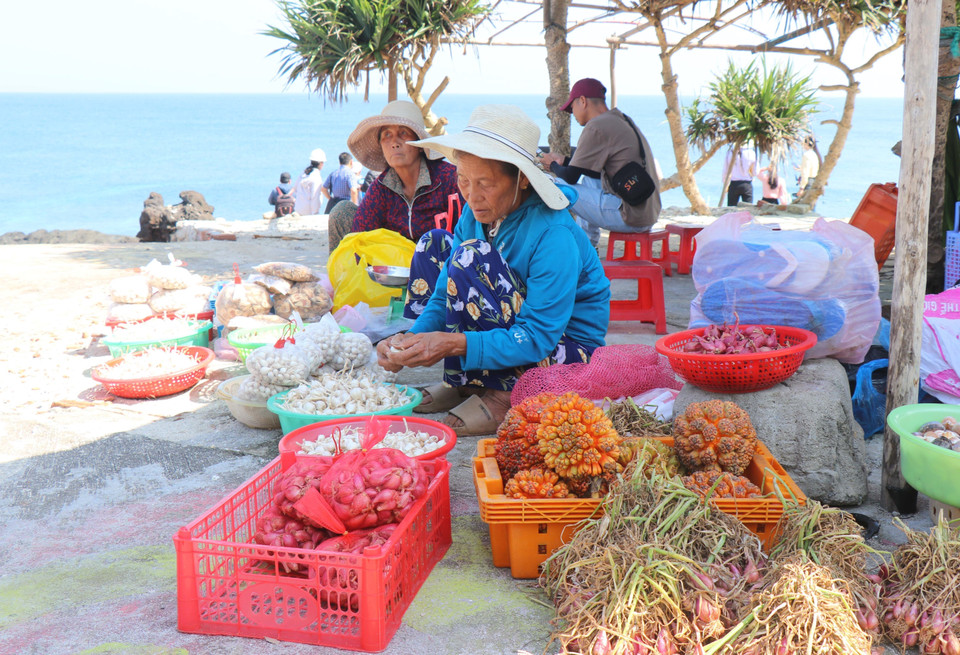 Des spécialités locales sont vendues aux touristes sur la plage. Photo : Pham Cuong-VNA