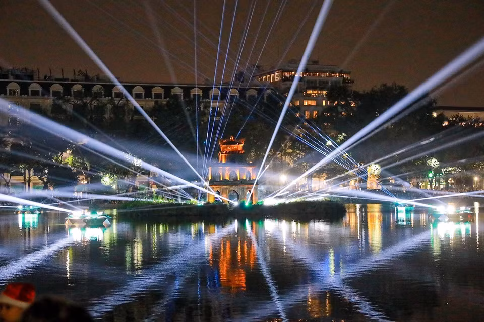 L’espace de mise en lumière artistique du lac Hoàn Kiêm et de la tour de la Tortue se tiendra du 24 décembre 2025 au 4 janvier 2026. Photo : VNA