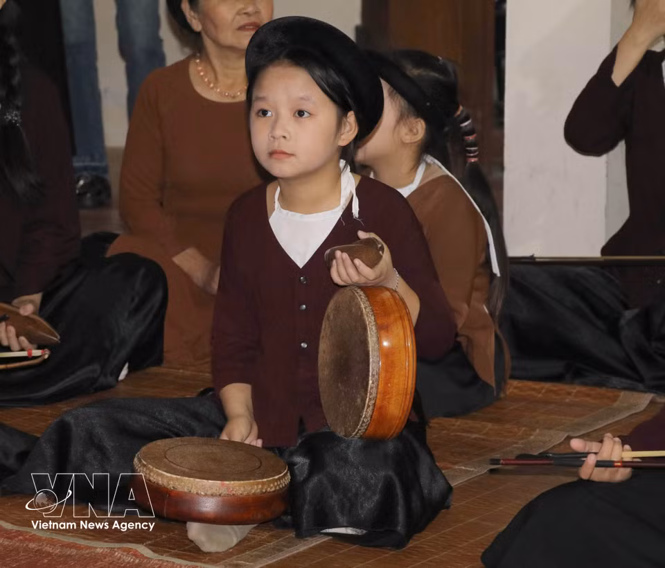 De nombreuses petites filles adorent le chant Xâm. Photo : VNA