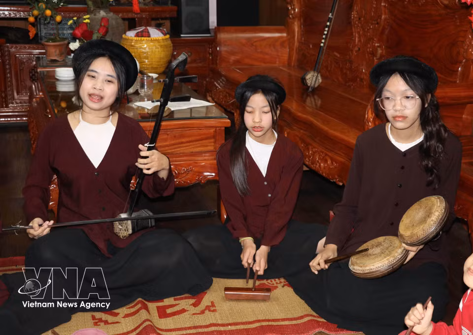 Le groupe de chant Xâm du marché de Long, commune de Yen Tu, suscite un intérêt croissant et attire un nombre grandissant d’apprenants. Photo : VNA.