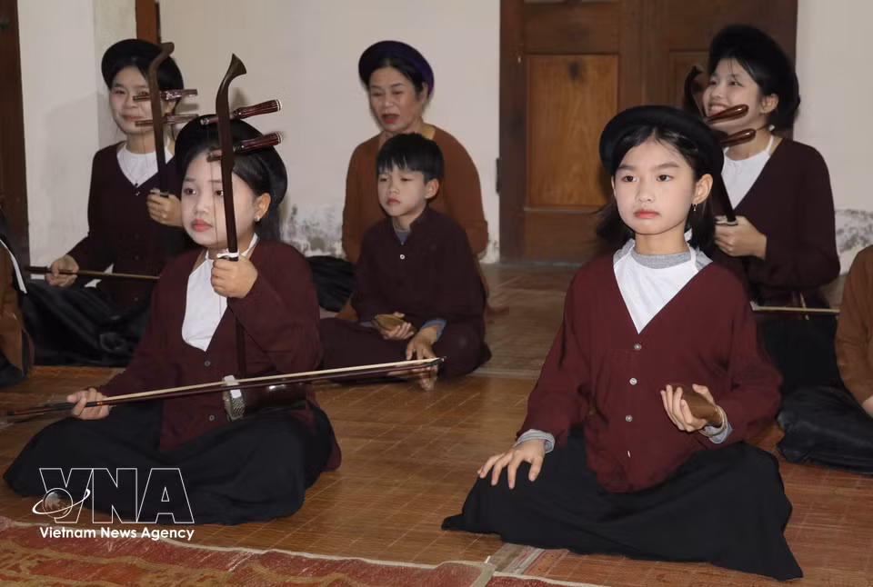 L’engagement actif de la jeune génération joue un rôle crucial dans la préservation et la valorisation de l’art du chant Xâm à Yen Tu, province de Ninh Binh. Photo : VNA.