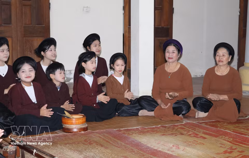 Fondé en 2018, le club de chant Xâm Hà Thi Câu, dans la commune de Yen Tu, compte aujourd’hui 32 membres âgés de 6 à 87 ans. Photo : VNA.