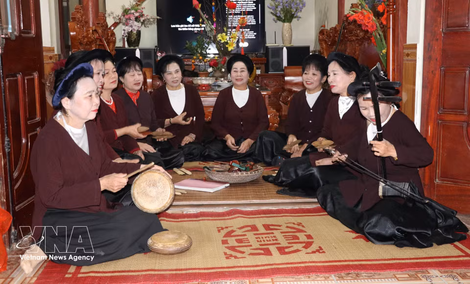 Les membres du groupe de chant Xâm du marché de Long maintiennent des activités régulières, favorisant un espace d’échange et de partage propice à la transmission et à l’attachement à cet art traditionnel. Photo : VNA.