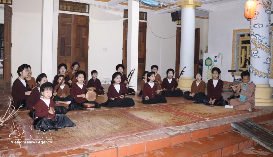 Les clubs de chant Xâm de la commune de Yen Tu constituent des espaces privilégiés de préservation, de pratique et de transmission méthodique des mélodies anciennes. Photo : VNA.