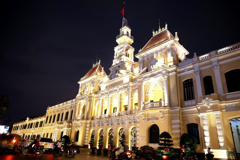 Le siège du Comité populaire de Hô Chi Minh-Ville est depuis longtemps un paysage architectural impressionnant en soirée au cœur de la ville. Photo : Hong Dat – VNA