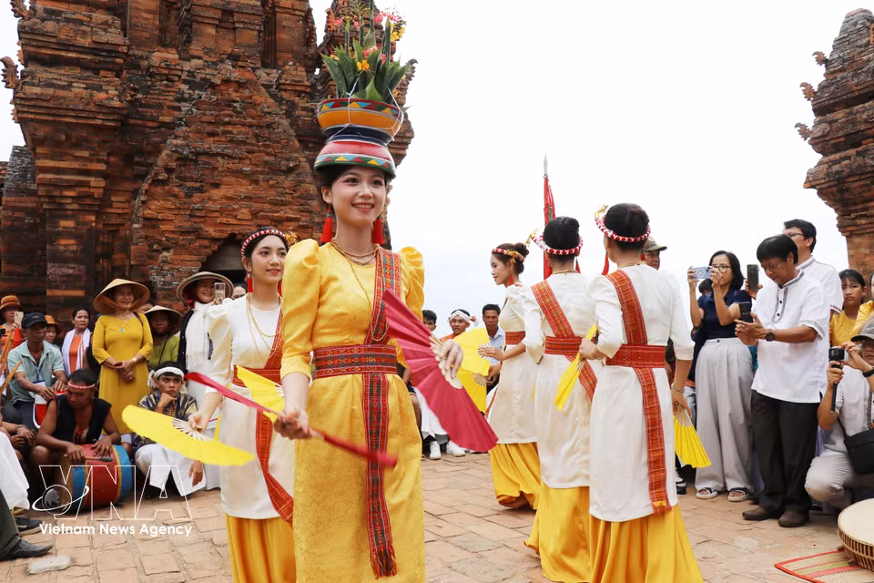 Des jeunes filles cham exécutent une danse pour célébrer la fête de Katé à la tour Po Klong Garai. Photo d'archives : VNA