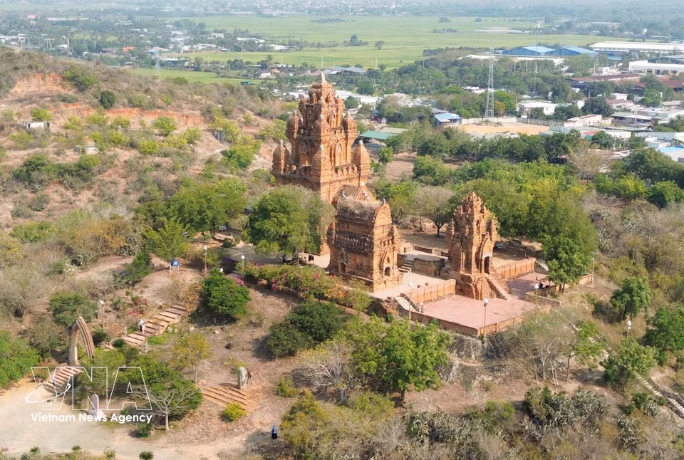 Le complexe de la tour Po Klong Garai trône au sommet de la colline de Trau. Photo : VNA
